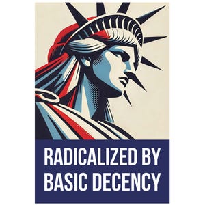 Może przedstawiać: Stylizowana ilustracja Statuy Wolności w kolorach czerwonym, białym i niebieskim. Obraz zawiera tekst "RADICALIZED BY BASIC DECENCY" w białych literach na granatowym tle.