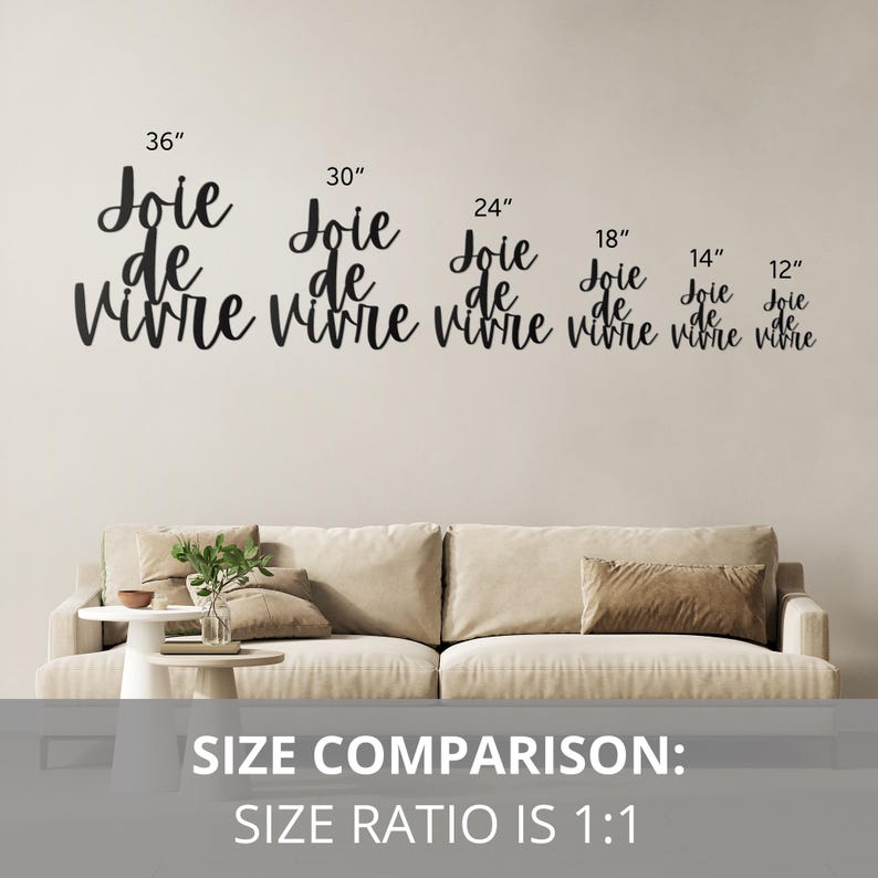 Puede incluir: Comparaci&oacute;n de tama&ntilde;o de seis piezas de decoraci&oacute;n de pared de metal con la frase francesa "Joie de Vivre" en escritura negra. Las piezas var&iacute;an en tama&ntilde;o de 30,5 cm a 91,4 cm.