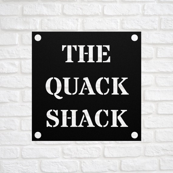 Targa Metallica Rustica The Quack Shack – Cartello Stradale Per Stagno, Pollaio, Pub O Casa – 40,6 X 10,2 Cm – Nero - 2
