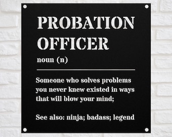 Puede incluir: Señal de metal negro con texto blanco que dice "PROBATION OFFICER sustantivo (n) Alguien que resuelve problemas que nunca supiste que existían de maneras que te dejarán boquiabierto; Ver también: ninja; badass; leyenda"