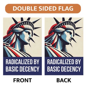 Może przedstawiać: Dwustronna flaga z wystylizowaną ilustracją Statuy Wolności w kolorach czerwonym, białym i niebieskim. Flaga zawiera tekst "RADICALIZED BY BASIC DECENCY" z przodu i z tyłu, z etykietami "FRONT" i "BACK".