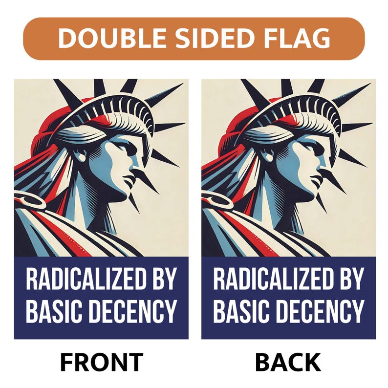Może przedstawiać: Dwustronna flaga z wystylizowaną ilustracją Statuy Wolności w kolorach czerwonym, białym i niebieskim. Flaga zawiera tekst "RADICALIZED BY BASIC DECENCY" z przodu i z tyłu, z etykietami "FRONT" i "BACK".