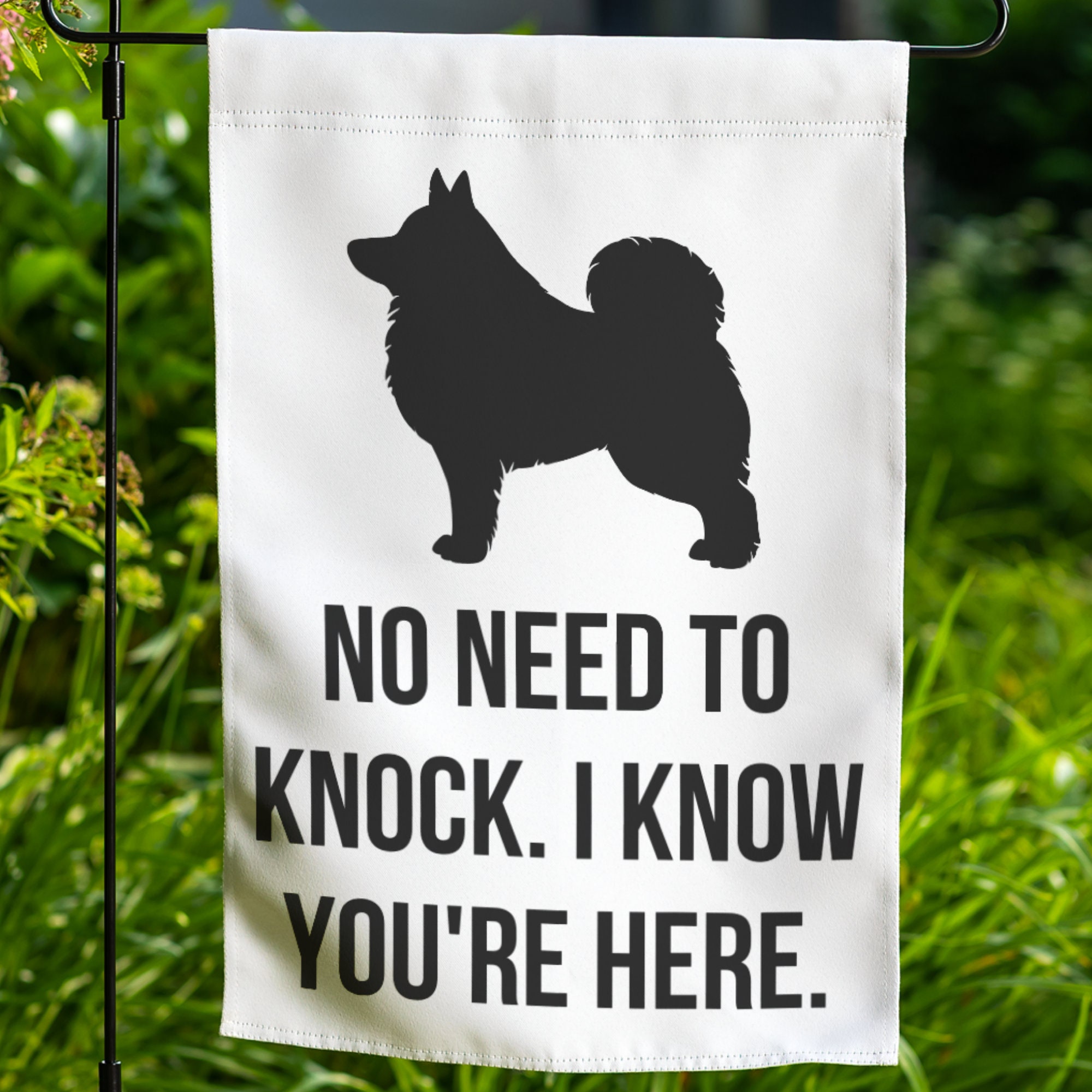 Keeshond Gartenflagge – „A House Is Not A Home Without A Keeshond“, 30,5x45,7 Cm