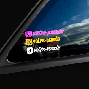 Optez pour nos étiquettes pour vitres de voiture ou moto, avec votre pseudo Facebook ou TikTok en personnalisation. Affichez votre présence en ligne avec nos étiquettes adhésives, conçues pour durer et impressionner.