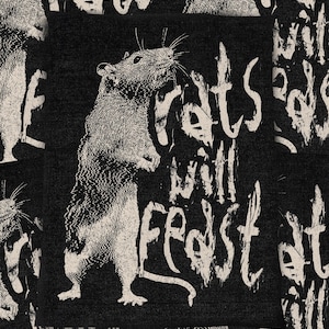 Puede incluir: Parche negro con una ilustración detallada de una rata de pie, con las palabras "rats will feast at" en una fuente blanca desgastada. El fondo tiene un patrón repetido de ratas y texto.