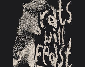 Könnte beinhalten: Ein schwarz-weißes Grafikdesign, das eine Ratte auf ihren Hinterbeinen stehend zeigt. Die Ratte ist in einem texturierten, abgenutzten Stil dargestellt. Rechts neben der Ratte steht der Text "rats will feast" in einer gezackten, verwitterten Schrift.