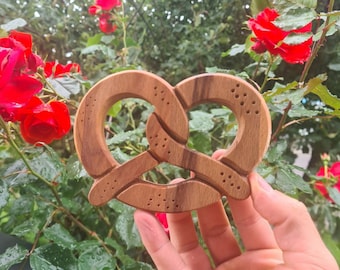 Small wooden pretzel - Coaster - Alsatian artisanal decoration - Unique gift idea made in France - Kitchen decoration