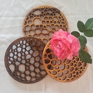 Uniek decoratief houten dienblad, rond en design. Geometrische onderzetter van hoge kwaliteit. Ambachtelijke creatie gemaakt in Frankrijk