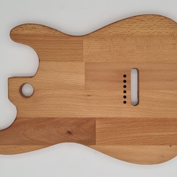 Grand plateau en bois de hêtre, en forme de guitare. Dessous de plat instrument de musique. Création unique et originale réalisée en France.