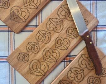 Planche à découper bretzel - Plateau en bois Alsace - Dessous de plat artisanal fait en France - Idée cadeau unique - Décoration cuisine