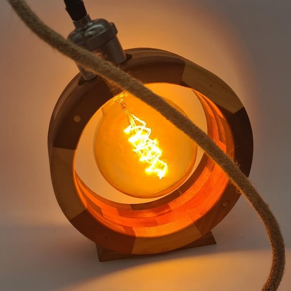 Lampe en bois segmenté et tourné avec grande ampoule Edison, Lampe de bureau originale, Luminaire à poser ou à suspendre, design industriel