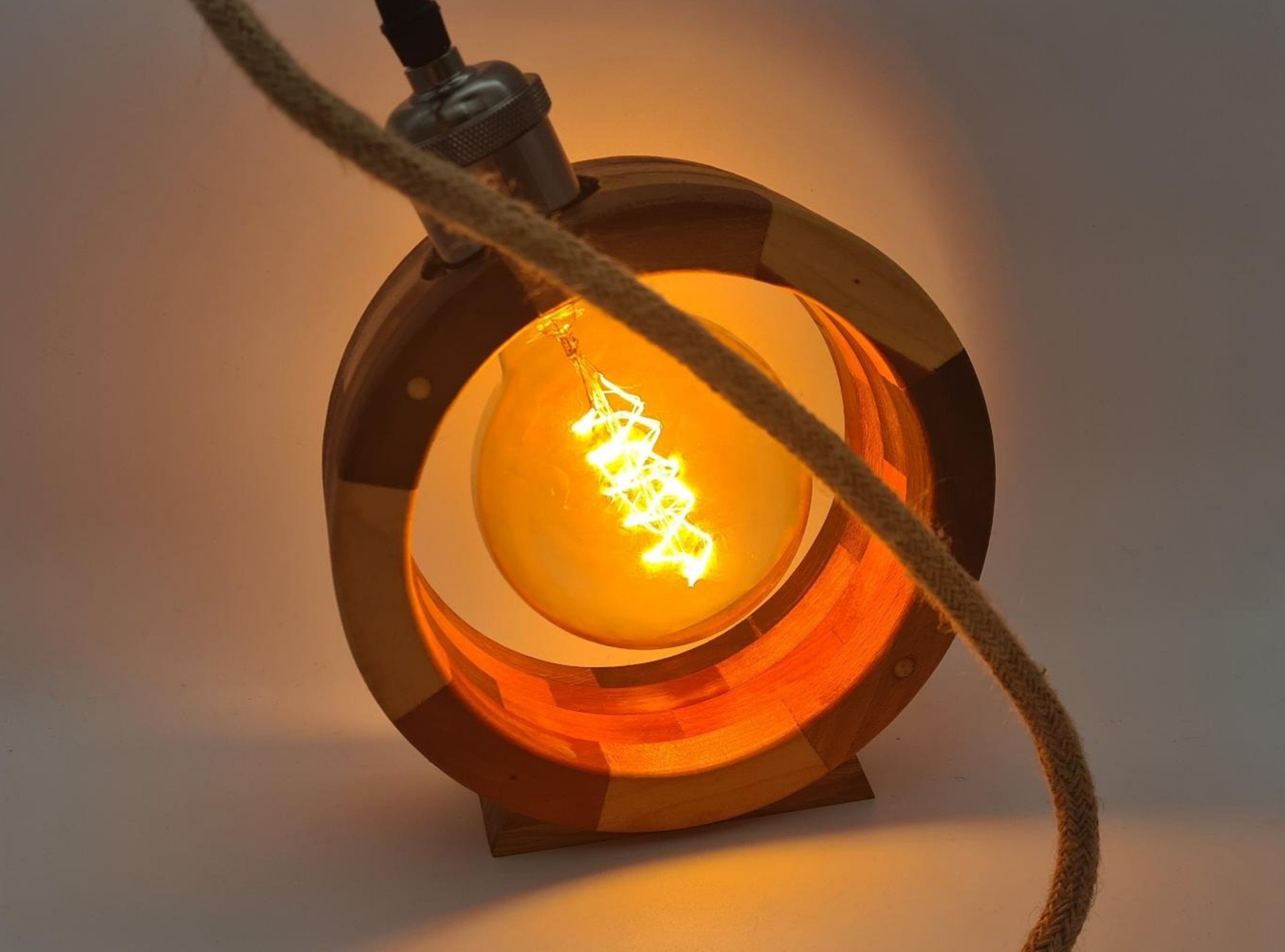 lampe en bois segmenté et tourné avec grande ampoule edison, lampe de bureau originale, luminaire à poser ou suspendre, design industriel