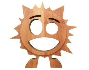 Un smiley soleil en bois de bambou, grand emoji de soleil en bois, decoration artisanale et originale, emoji smiley soleil.
