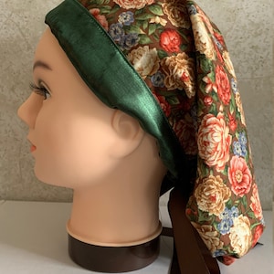 Boné de cetim - ÚNICO! Estampa Floral Outono forrada com Cetim Verde Escuro e Laços de Fita Marrom - Tamanho MÉDIO