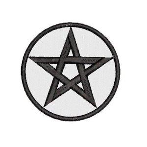 Op de afbeelding: Zwart-wit pentagram symbool geborduurd op een witte ronde patch.