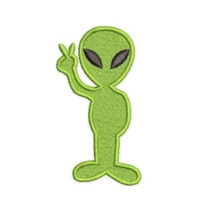 Può includere: Alieno verde con occhi neri che fa il segno della pace. L'alieno è in piedi con le braccia distese e le gambe unite.
