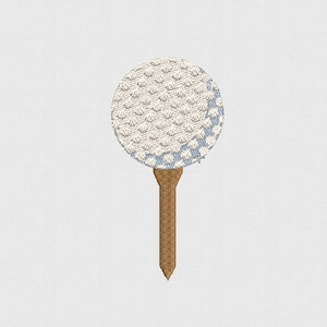 Peut inclure: Une balle de golf blanche avec des alvéoles sur un tee en bois brun.