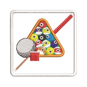 Puede incluir: Un marco cuadrado blanco con una mesa de billar roja y marrón con un triángulo de bolas de billar de colores en su interior. Una bola de billar blanca y un taco de billar rojo están sobre la mesa.