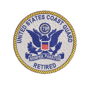 Puede incluir: Un parche redondo bordado en oro con las palabras "United States Coast Guard" y "Retired" alrededor de un águila azul con un escudo y las palabras "Semper Paratus".
