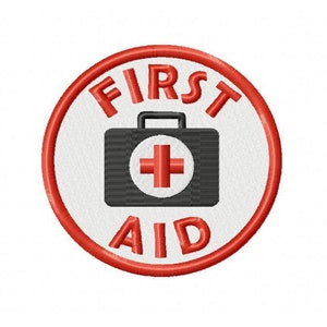 Può includere: Un cerotto circolare rosso e bianco con le parole "FIRST AID" in lettere rosse e un'icona di kit di pronto soccorso in bianco e nero al centro.
