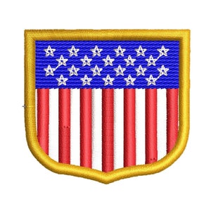 Puede incluir: Un parche de bandera estadounidense rojo, blanco y azul con un borde dorado en forma de escudo.