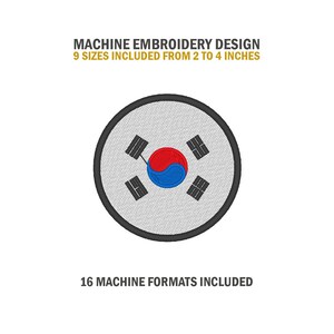 Puede incluir: Diseño de bordado a máquina de la bandera de Corea del Sur. La bandera es un círculo con un símbolo yin-yang rojo y azul en el centro y cuatro barras negras en las esquinas. El diseño está disponible en 9 tamaños de 2 a 4 pulgadas y 16 formatos de máquina.