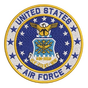 Può includere: Una toppa ricamata con il sigillo della United States Air Force. Il sigillo è blu con un'aquila alata sopra e il testo "Aim High - Fly Fight Win". Il testo "United States Air Force" circonda il sigillo.