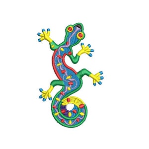 Puede incluir: Un gecko estilizado colorido con un cuerpo verde, una cola azul y extremidades amarillas. El gecko tiene ojos rojos y un diseño morado en la espalda.