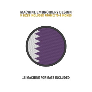 Puede incluir: Diseño de bordado a máquina de la bandera de Qatar en un círculo. La bandera es blanca con una línea dentada de triángulos blancos en el lado izquierdo y púrpura en el lado derecho. El diseño incluye 9 tamaños de 2 a 4 pulgadas y 16 formatos de máquina.