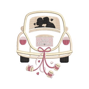 Könnte beinhalten: Ein weißes Auto mit einem "Just Married"-Schild am Heck. Das Auto hat eine rosafarbene Schleife und rosafarbene Schleifen mit kleinen Herzen, die am Heck hängen. Das Heckfenster zeigt eine Silhouette eines sich küssenden Paares.