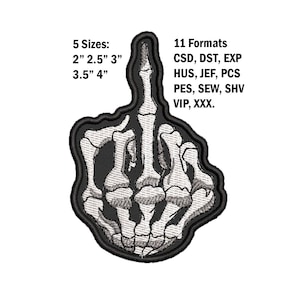 Puede incluir: Una mano de esqueleto en blanco y negro haciendo el dedo medio. La mano está bordada y disponible en 5 tamaños: 2 pulgadas, 2.5 pulgadas, 3 pulgadas, 3.5 pulgadas y 4 pulgadas. El archivo de bordado está disponible en 11 formatos: CSD, DST, EXP, HUS, JEF, PCS, PES, SEW, SHV, VIP y XXX.