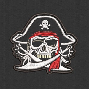 Puede incluir: Calavera bordada en blanco con un sombrero de pirata blanco y negro con una bandana roja y dos espadas cruzadas.