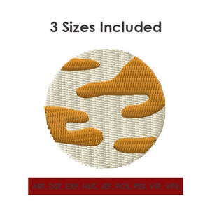 Op de afbeelding: Een digitaal borduurontwerp van een planeet met een witte achtergrond en oranje swirls. Het ontwerp is verkrijgbaar in drie maten en bevat de bestandsformaten ART, DST, EXP, HUS, JEF, PCS, PES, VIP en VP3.