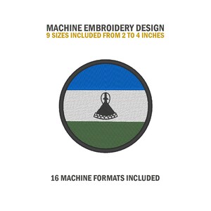 Könnte beinhalten: Maschinenstickdesign der Flagge von Lesotho. Die Flagge ist blau, weiß und grün mit einem schwarzen Symbol in der Mitte. Das Design umfasst 9 Größen von 2 bis 4 Zoll und 16 Maschinenformate.