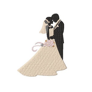 Puede incluir: Una silueta en blanco y negro de una novia y un novio besándose. La novia lleva un vestido blanco y un velo. El novio lleva un traje. La novia lleva un ramo de flores.