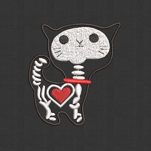 Peut inclure: Broderie représentant un chat squelette portant un collier rouge avec un cœur sur la poitrine. Le chat est blanc avec des contours noirs et se trouve sur un fond gris foncé.