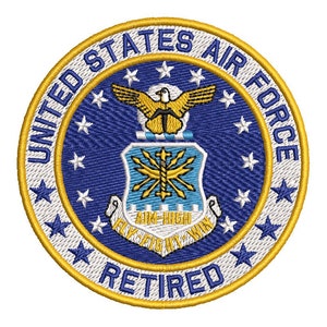 Puede incluir: Un parche azul y dorado de la Fuerza Aérea de los Estados Unidos retirado con un círculo de estrellas alrededor del exterior. El texto "United States Air Force" está escrito en un círculo alrededor de la parte superior del parche. El texto "Retired" está escrito en un círculo alrededor de la parte inferior del parche. El parche tiene un escudo azul con un águila amarilla y el texto "Aim High Fly Fight Win" en el centro.