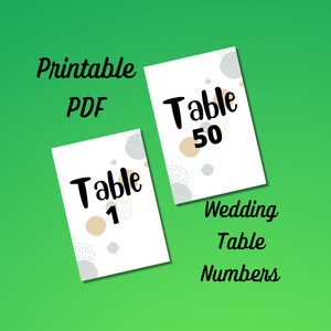 Op de afbeelding: Printbare bruilofttafelnummers in PDF-formaat. Het ontwerp heeft een witte achtergrond met grijze en beige abstracte vormen en zwarte tekst. De tekst luidt "Tafel 1" en "Tafel 50".