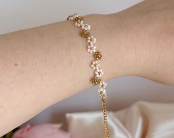 Handmade Sap Green Daisy Bracelet – Beaded Pearl Flower Armband