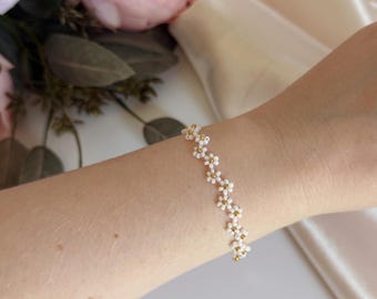 Handmade Daisy Beaded Bracelet – White Flower Pearl Bracelet