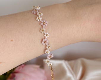 Handmade Lavender Daisy Bracelet – Beaded Flower, Pearl Accent