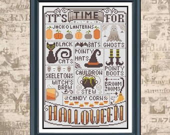 Może przedstawiać: Biały wzór haftu krzyżykowego w czarnej ramie. Wzór jest inspirowany Halloween i zawiera napis "It's Time For Halloween" oraz różne symbole związane z Halloween, w tym dynie, nietoperze, duchy, koty, kapelusze czarownic, kotły, miotły i cukrowe kukurydzę.