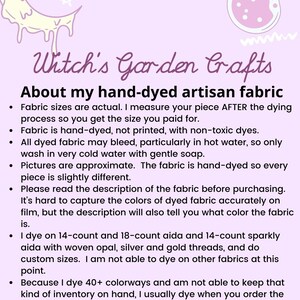 K&ouml;nnte beinhalten: Text &uuml;ber handgef&auml;rbten handwerklichen Stoff von Witch's Garden Crafts. Die Stoffgr&ouml;&szlig;en sind tats&auml;chlich, handgef&auml;rbt mit ungiftigen Farbstoffen und k&ouml;nnen in hei&szlig;em Wasser ausbluten. Bilder sind ann&auml;hernd, und der Stoff ist leicht unterschiedlich. Die Beschreibung enth&auml;lt Informationen &uuml;ber die verwendeten Stoffarten, die verf&uuml;gbaren Farben und die Bearbeitungszeit.