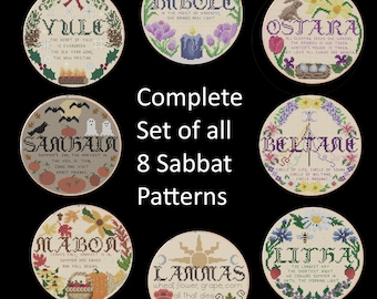 Puede incluir: Un conjunto de ocho patrones de bordado para las ocho fiestas del sabbat. Cada patrón es un círculo con un diseño y un texto diferentes. Las fiestas son Yule, Imbolc, Ostara, Beltane, Litha, Lammas, Mabon y Samhain.