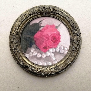 Cuadro al óleo de naturaleza muerta con rosas rosas enmarcado estilo vintage: arte mural romántico en miniatura, regalo de cerámica hecho a mano
