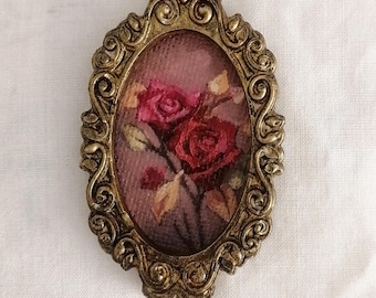 Olieverfschilderij kleine rozen: vintage bloemsierkunst in sierlijke ovale lijst