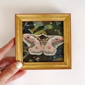 Arte de polilla en miniatura, pintura al óleo original, único en su tipo, regalo único In Golden frame