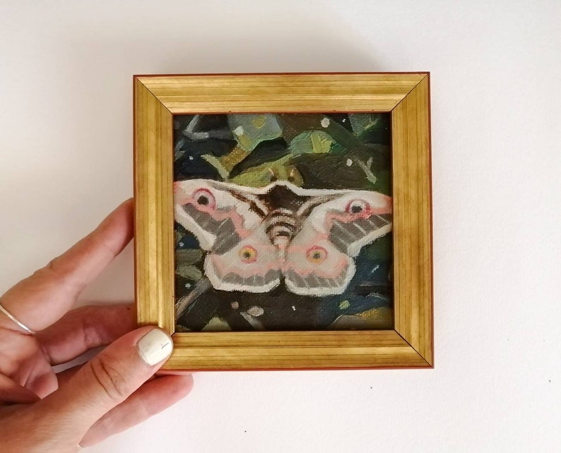 Arte de polilla en miniatura, pintura al óleo original, único en su tipo, regalo único In Golden frame