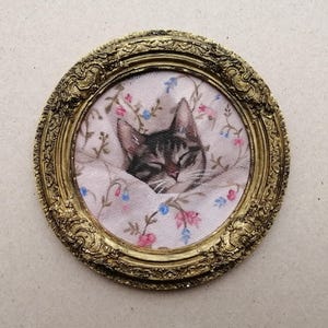 Peinture à l'huile originale de chat tigré endormi - cadre en céramique vintage - portrait de chat fait main - décoration cosy - cadeau pour elle