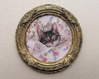 Pintura al óleo de un gato atigrado durmiendo, marco de cerámica vintage, obra original